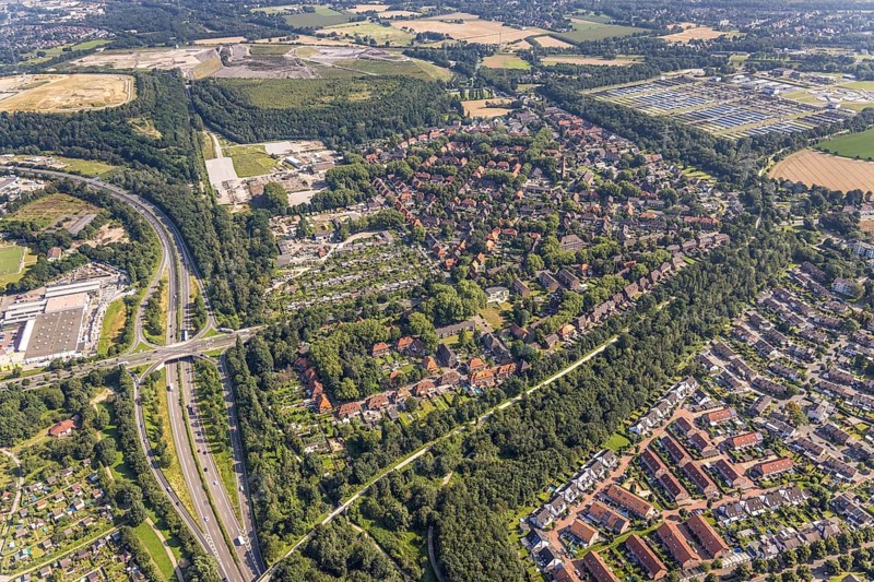 Aerial view, church Polska Misja Katolicka, community primary school, allotment garden association Gut-Grün Wehofen e.V. and cultural and leisure centre in the district of Wehofen, Duisburg, Ruhr area, North Rhine-Westphalia, Germany, education, educational institution, DE, Europe, leisure centre, community garden, primary school, property tax, real estate, KGV, allotment garden, allotment garden site, allotment garden association, teaching institute, aerial view, aerial photography, aerial photography, allotment garden, school, overview, bird's-eye view, residential area, residential buildings, residential quality, housing estate, birds-eyes view, overview