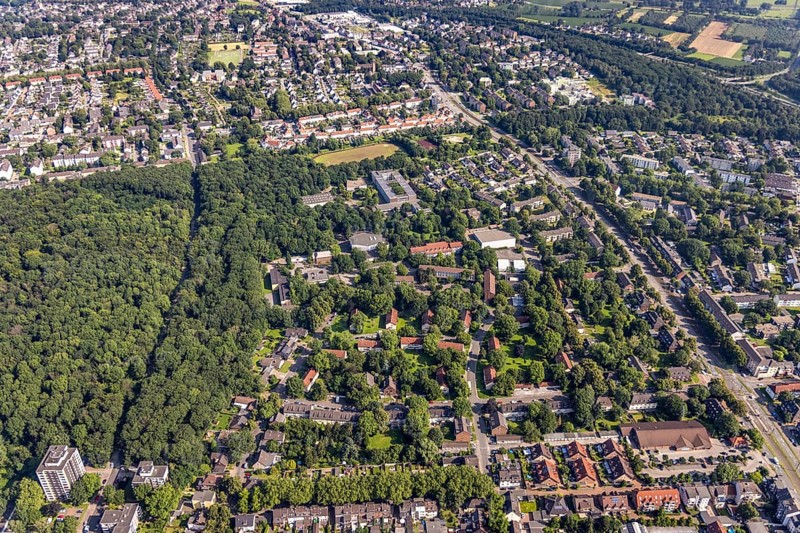 Aerial view, residential area with Kopernikus Gymnasium Walsum and comprehensive school Walsum in Aldenrade, Duisburg, Ruhr area, North Rhine-Westphalia, Germany, education, educational institution, DE, Europe, comprehensive school, property tax, grammar school, real estate, educational institute, aerial view, aerial photography, aerial photography, school, overview, bird's eye view, forest area, residential area, living and life, residential area, residential buildings, residential quality, housing estate, birds-eyes view, overview