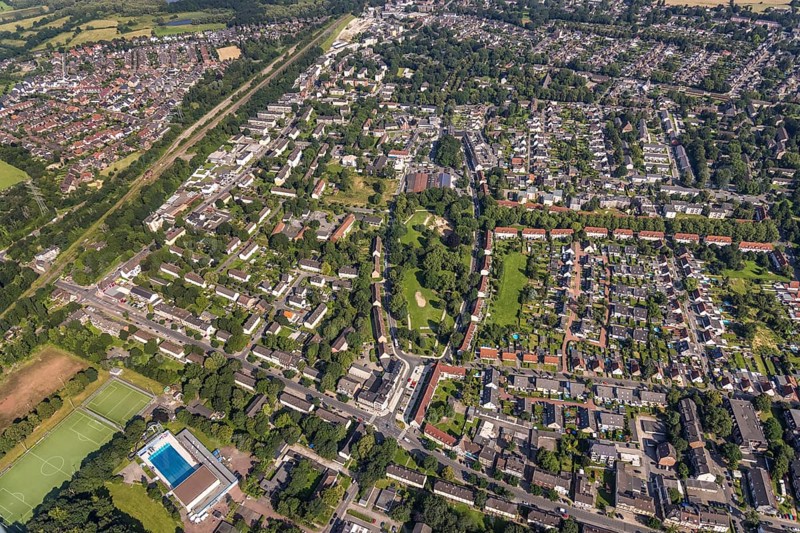 Aerial view, all-weather swimming pool Walsum and sports field Walsum 09 in the district Vierlinden, Duisburg, Ruhr area, North Rhine-Westphalia, Germany, bathing establishment, bathing resort, DE, Europe, outdoor swimming pool, leisure activities, football pitch, property tax, real estate, aerial view, aerial photography, aerial photography, swimming pool, swimming pool, sports, sports facilities, sports field, sports facility, overview, bird's eye view, residential complex, living and life, residential area, residential buildings, residential quality, housing estate, birds-eyes view, overview