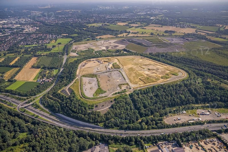 Aerial photograph, Wehofen-West tailings pile and Wehofen-Nord landfill on the A59 motorway, Dinslaken-Hiesfeld exit, Averbruch, Dinslaken, Ruhr area, North Rhine-Westphalia, Germany, DE, landfill, Europe, slag heap, aerial photograph, aerial photography, aerial photography, overview, bird's-eye view, overview