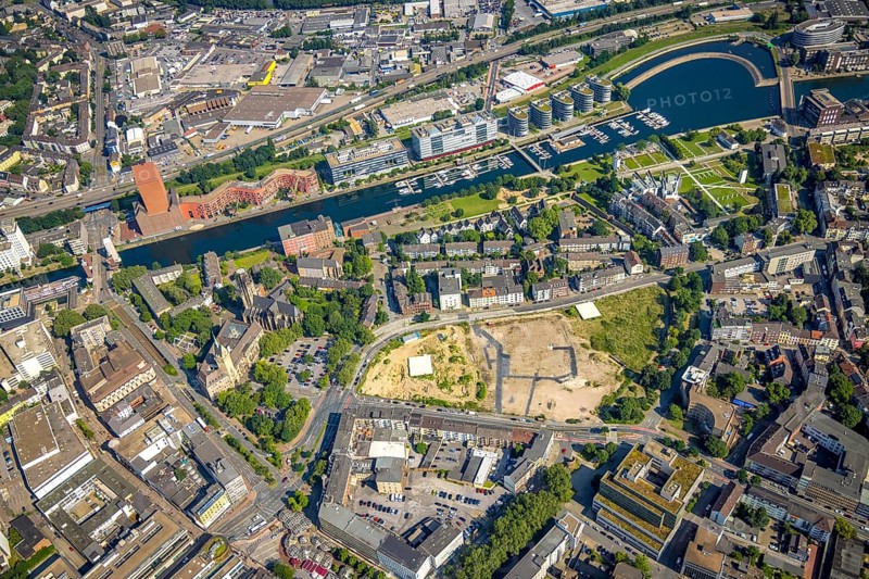 Aerial view, construction site for new Mercator Quartier Duisburg, Gutenbergstraße, Oberstraße, inner harbour The Curve and Marina, Five Boats houses, Landesarchiv North Rhine-Westphalia, Altstadt, Duisburg, Ruhr area, North Rhine-Westphalia, Germany, construction work, construction area, building site, building plots, construction project, building site, DE, Europe, aerial view, aerial photography, aerial photography, new building, overview, bird's-eye view, overview
