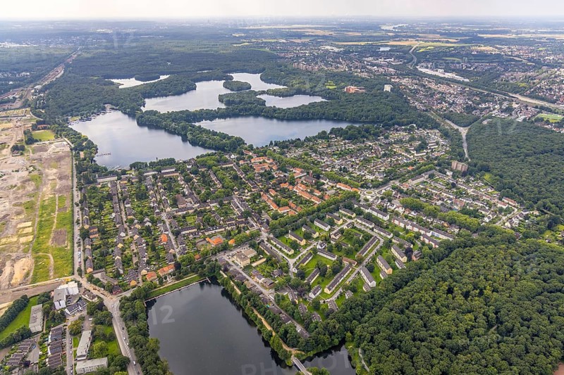 Aerial view, 6-Seen-Platte, residential area Wedauer Straße, Kalkweg, Wedau, Duisburg, Ruhr area, North Rhine-Westphalia, Germany, DE, Europe, aerial view, aerial photography, aerial photography, Sechs-Seen-Platte, lake, sight, overview, bird's-eye view, overview