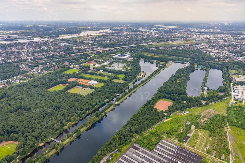 Aerial view, Sportpark Duisburg with Schauinsland-Reisen-Arena and sports school Wedau, regatta course, Margaretensee, Neudorf, Duisburg, Ruhr area, North Rhine-Westphalia, Germany, arena, DE, Europe, football pitch, football stadium, aerial view, aerial photography, aerial photography, lake, sport, sports facilities, sports field, sports facility, overview, bird's-eye view, bird's-eye view, overview