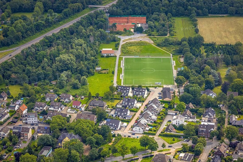 Aerial view, Reiserpfad housing estate, sports field and tennis courts, Rahm, Duisburg, Ruhr area, North Rhine-Westphalia, Germany, DE, Europe, property tax, real estate, aerial view, aerial photography, aerial photography, overview, bird's eye view, housing estate, housing and living, residential area, residential buildings, housing quality, housing estate, birds-eyes view, overview