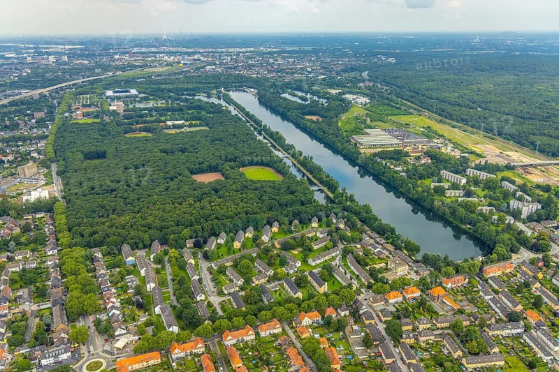 Aerial view, sports park Duisburg with Schauinsland-Reisen-Arena and sports school Wedau, regatta course, Margaretensee, Neudorf, Duisburg, Ruhr area, North Rhine-Westphalia, Germany, arena, DE, Europe, football pitch, football stadium, aerial view, aerial photography, aerial photography, lake, sport, sports facilities, sports field, sports facility, overview, bird's-eye view, forest, birds-eyes view, overview