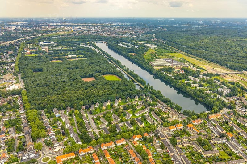Aerial view, sports park Duisburg with Schauinsland-Reisen-Arena and sports school Wedau, regatta course, Margaretensee, Neudorf, Duisburg, Ruhr area, North Rhine-Westphalia, Germany, arena, DE, Europe, football pitch, football stadium, aerial view, aerial photography, aerial photography, lake, sport, sports facilities, sports field, sports facility, overview, bird's-eye view, forest, birds-eyes view, overview