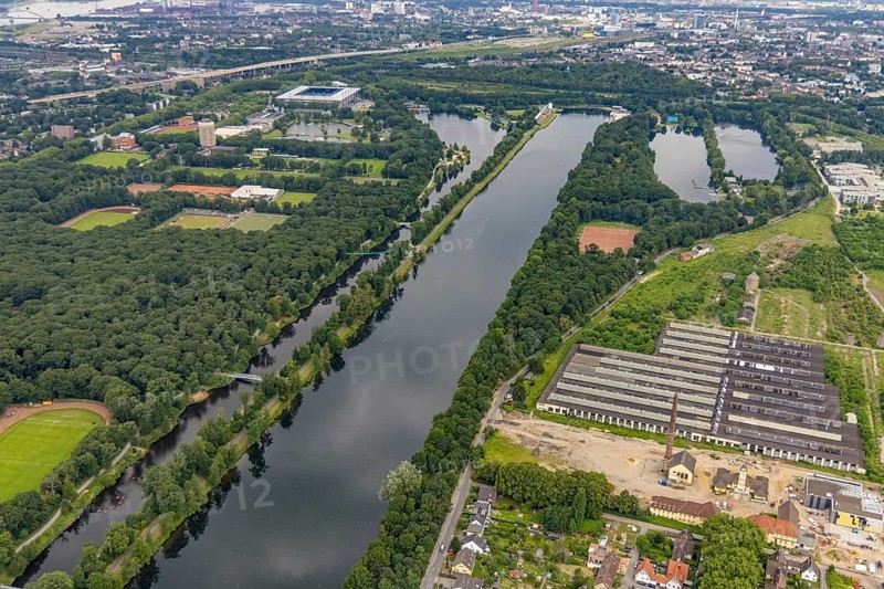 Aerial view, Sportpark Duisburg with Schauinsland-Reisen-Arena and sports school Wedau, regatta course, Margaretensee, Neudorf, Duisburg, Ruhr area, North Rhine-Westphalia, Germany, arena, DE, Europe, football pitch, football stadium, aerial view, aerial photography, aerial photography, lake, sport, sports facilities, sports field, sports facility, overview, bird's-eye view, bird's-eye view, overview