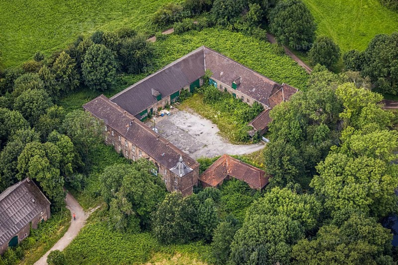 Aerial view, Gut Böckum, Huckingen, Duisburg, Ruhr area, North Rhine-Westphalia, Germany, DE, Europe, Haus Böckum, aerial photograph, aerial photography, aerial photography, sight, overview, bird's-eye view, moated castle, birds-eyes view, historical, medieval aristocratic residence, overview