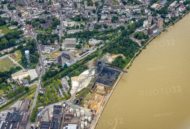 Aerial view, Rheinufer Essenberg, commercial area Duisburger Straße, coal storage on the river Rhine, Alt-Homberg, Duisburg, Ruhr area, North Rhine-Westphalia, Germany, DE, Europe, commercial enterprises, commercial area, commercial site, commercial use, industrial area, industrial building, industrial site, aerial photograph, aerial photography, aerial photography, overview, bird's eye view, birds-eyes view, overview