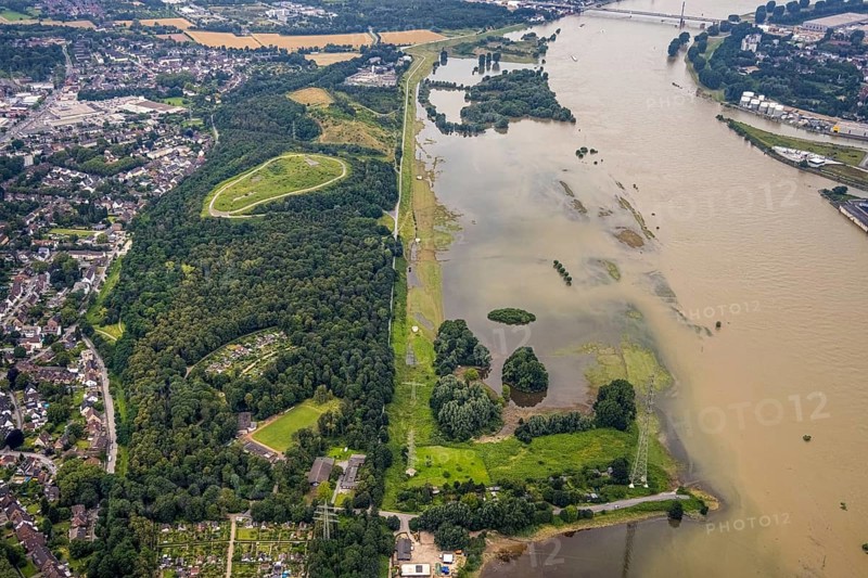 Aerial photo, flood river Rhine, flooding of the Rhine meadows Rheinhausen, Hochemmerich, Duisburg, Ruhr area, North Rhine-Westphalia, Germany, DE, Europe, flood, flood of the century, aerial photo, aerial photography, aerial photography, water level Duisburg, Rhine flood, Rockelsberghalde, heavy rain, overview, riverbank area, bird's-eye view, bird's-eye view, overview, flooding