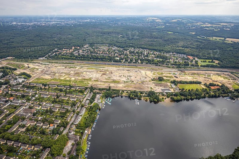 Aerial view, former marshalling yard Wedau, planned new Duisburg residential quarter, Wedau, Duisburg, Ruhr area, North Rhine-Westphalia, Germany, railway tracks, construction work, construction vehicles, construction area, construction site, construction project, construction site, DE, development, Europe, industrial plants, industrial area, industrial site, capacity requirements, aerial view, aerial photography, aerial photography, aerial photography, redevelopment, overview, bird's-eye view, birds-eyes view, derelict railway area, overview