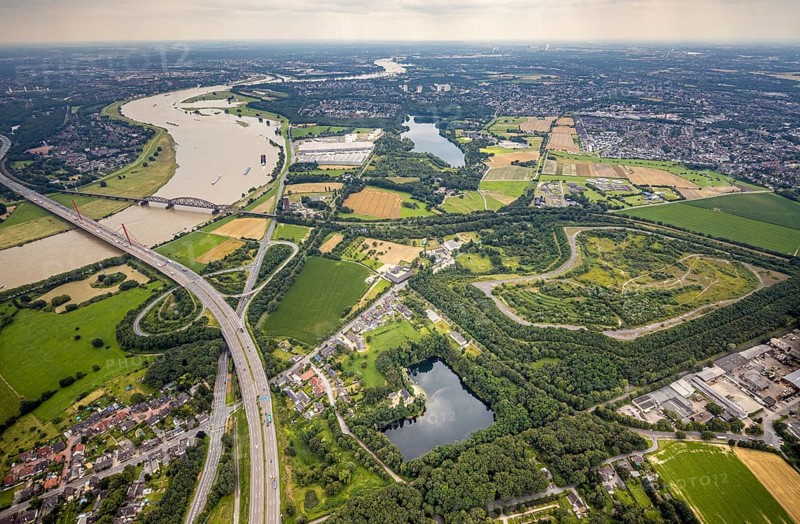 Aerial view, brownfield Lohmannsheide spoil tip on Grafschafter Straße for planned hazardous waste landfill, motorway slip road A42 Duisburg-Baerl, Bärl, Duisburg, Ruhr area, North Rhine-Westphalia, Germany, motorway slip road, spoil tip, DE, Europe, aerial view, aerial photography, aerial photography, overview, bird's-eye view, overview