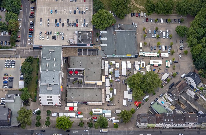 Aerial view, Hochheide residential park, Die Weißen Riesen, weekly market market, Hochheide, Duisburg, Ruhr area, North Rhine-Westphalia, Germany, DE, Europe, shapes and colours, large housing estate, property tax, high-rise buildings, real estate, aerial view, aerial photography, aerial photography, market place, market stalls, apartment buildings, apartment blocks, Ottostrasse, high-rise buildings, landmark, overview, bird's-eye view, housing estate, housing and living, residential area, residential buildings, residential park, housing estate, birds-eyes view, former Rheinpreußen-Siedlung, overview