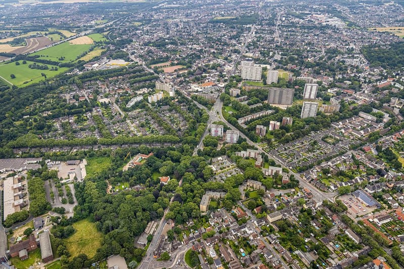 Aerial view, residential park Hochheide, Die Weißen Riesen, Hochheide, Duisburg, Ruhr area, North Rhine-Westphalia, Germany, DE, Europe, shapes and colours, large housing estate, property tax, high-rise buildings, real estate, aerial photography, aerial photography, aerial photography, apartment buildings, apartment buildings, Ottostraße, high-rise buildings, sight, overview, bird's-eye view, residential complex, living and life, residential area, residential buildings, residential park, housing estate, birds-eyes view, former Rheinpreußen-Siedlung, overview
