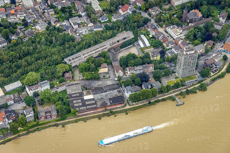 Aerial view, Hotel Rheingarten on the banks of the Rhine, shipping traffic on the river Rhine, demolition building formerly Schitz und Söhne, Alt-Homberg, Duisburg, Ruhr area, North Rhine-Westphalia, Germany, DE, Europe, freight traffic, high-rise building, aerial view, aerial photography, aerial photography, shipping traffic, overview, bird's-eye view, overview, decommissioned, derelict, destroyed building