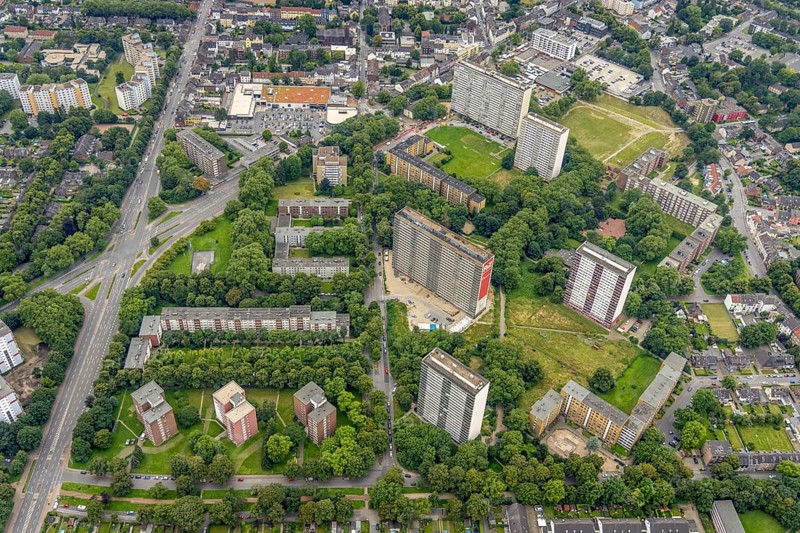 Aerial view, residential park Hochheide, Die Weißen Riesen, Hochheide, Duisburg, Ruhr area, North Rhine-Westphalia, Germany, DE, Europe, shapes and colours, large housing estate, property tax, high-rise buildings, real estate, aerial photography, aerial photography, aerial photography, apartment buildings, apartment buildings, Ottostraße, high-rise buildings, sight, overview, bird's-eye view, residential complex, living and life, residential area, residential buildings, residential park, housing estate, birds-eyes view, former Rheinpreußen-Siedlung, overview