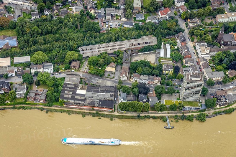 Aerial view, Hotel Rheingarten on the banks of the Rhine, shipping traffic on the river Rhine, demolition building formerly Schitz und Söhne, Alt-Homberg, Duisburg, Ruhr area, North Rhine-Westphalia, Germany, DE, Europe, freight traffic, high-rise building, aerial view, aerial photography, aerial photography, shipping traffic, overview, bird's-eye view, overview, decommissioned, derelict, destroyed building