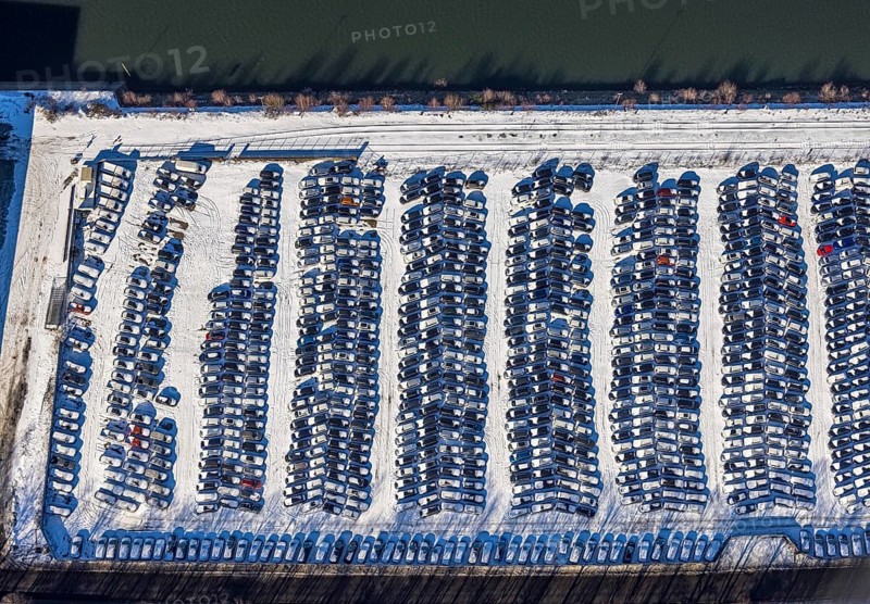 Aerial photo, car warehouse Salloum Logistics, Pontwert, Ruhrort, Duisburg, Ruhr area, North Rhine-Westphalia, Germany, Am Hafenkanal, DE, Europe, storage, logistics, logistics service, logistics service provider, logistics provider, aerial photo, aerial photography, aerial photography, car logistics, snow, overview, bird's eye view, winter, birds-eyes view, cleared roads, overview