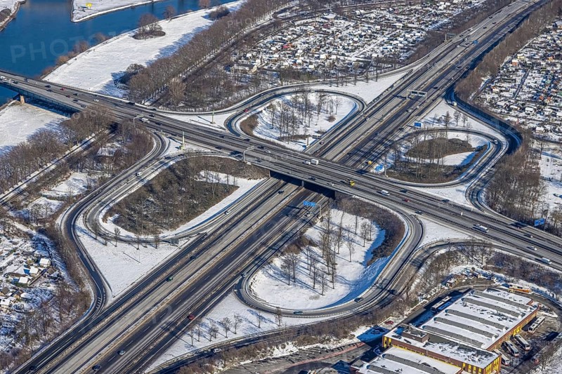 Aerial view, motorway junction Duisburg, A59 and A40, Kaßlerfeld, Duisburg, Ruhr area, North Rhine-Westphalia, Germany, motorway A40, motorway A59, motorway A59 over motorway A40, DE, Europe, aerial view, aerial photography, aerial photography, Ruhr dyke, snow, road traffic, overview, bird's eye view, winter, birds-eyes view, cleared road traffic, overview