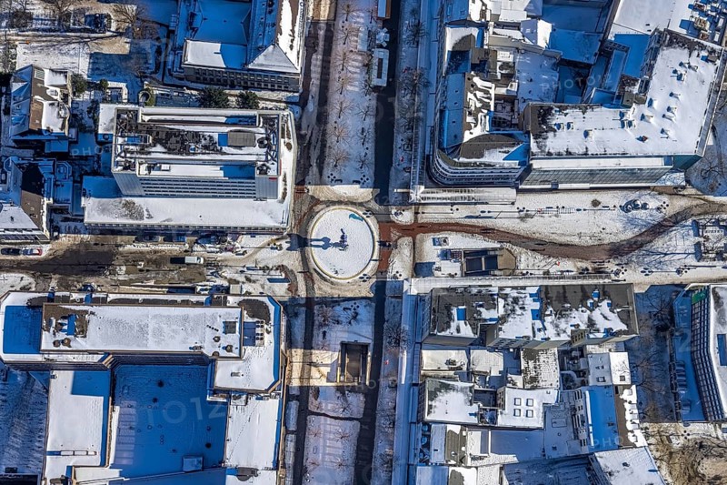 Aerial view, roundabout with sculpture Livesafer in Königstraße, pedestrian zone, old town, Duisburg, Ruhr area, North Rhine-Westphalia, Germany, DE, Europe, aerial view, aerial photography, aerial photography, snow, overview, bird's eye view, winter, birds-eyes view, cleared streets, overview