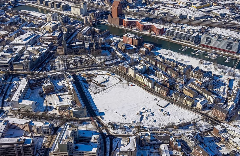 Aerial photograph, Landesarchiv North Rhine-Westphalia Abteilung Rheinland, Yachthafen Marina Duisburg, Innenhafen, Brachfläche Mercatorviertel Duisburg, Altstadt, Duisburg, Ruhr Area, North Rhine-Westphalia, Deutschland, Bauarbeiten, Baugebiet, Baugelände, Baugrundstücke, Baumaßnahme, Bauprojekt, DE, Erschließung, Europa, Grundsteuer, real estate, capacity requirements, aerial view, aerial photography, aerial photography, apartment buildings, apartment buildings, Oberstraße, snow, city centre, overview, bird's eye view, winter, residential area, residential area, residential buildings, residential quarter, housing estate, birds-eyes view, cleared streets, overview