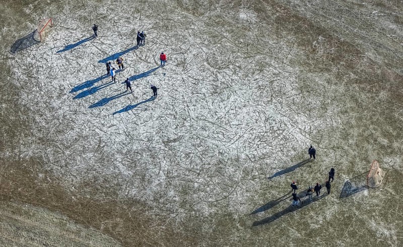Aerial view, frozen Rhine meadow Ehingen, ice hockey players, Mündelheim, Duisburg, Ruhr area, North Rhine-Westphalia, Germany, DE, ice surface, Europe, leisure, hobby, aerial photography, aerial photography, aerial photography, snow, sports, overview, bird's eye view, winter, birds-eyes view, frozen Rhine meadows, cleared roads, overview
