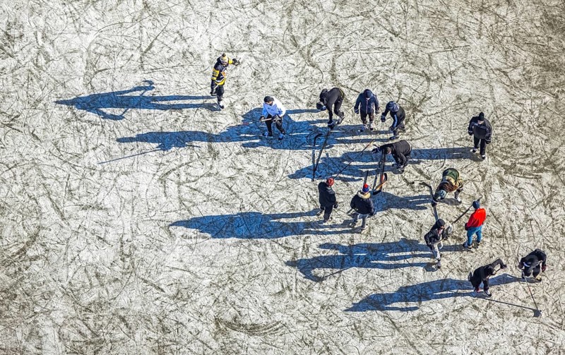 Aerial view, frozen Rhine meadow Ehingen, ice hockey players, Mündelheim, Duisburg, Ruhr area, North Rhine-Westphalia, Germany, DE, ice surface, Europe, leisure, hobby, aerial photography, aerial photography, aerial photography, snow, sports, overview, bird's eye view, winter, birds-eyes view, frozen Rhine meadows, cleared roads, overview