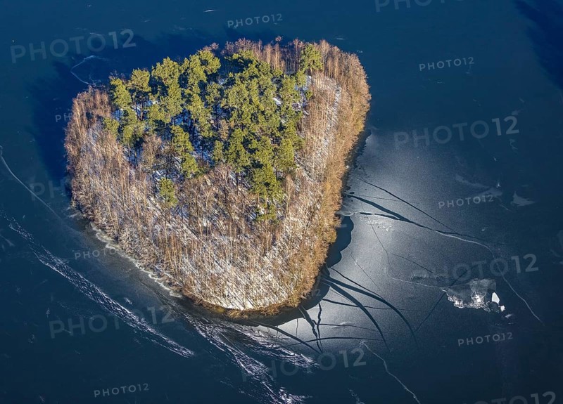 Aerial view, Sechs-Seen-Platte, Wedau, Duisburg, Ruhr area, North Rhine-Westphalia, Germany, DE, Europe, island in the lake, aerial view, aerial photography, aerial photography, snow, overview, bird's eye view, forest area, winter, birds-eyes view, cleared roads, overview