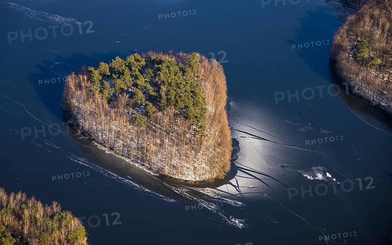 Aerial view, Sechs-Seen-Platte, Wedau, Duisburg, Ruhr area, North Rhine-Westphalia, Germany, DE, Europe, island in the lake, aerial view, aerial photography, aerial photography, snow, overview, bird's eye view, forest area, winter, birds-eyes view, cleared roads, overview