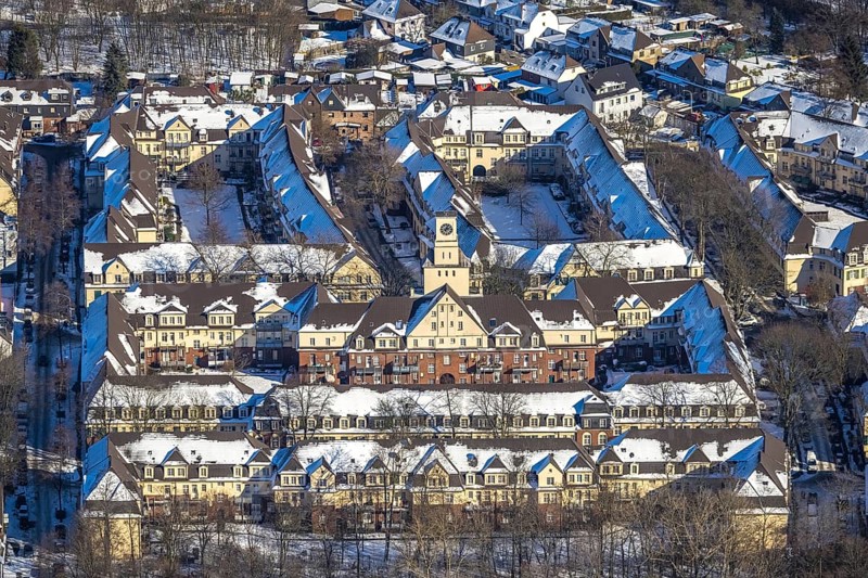 Aerial view, monument colliery housing estate Am Himgesberg, Hüttenheim, Duisburg, Ruhr area, North Rhine-Westphalia, Germany, DE, Europe, property tax, real estate, aerial view, aerial photography, aerial photography, snow, Hüttenheim housing estate, overview, bird's eye view, winter, housing estate, living and living, residential area, residential buildings, quality of living, residential neighbourhood, housing estate, colliery housing estate, birds-eyes view, cleared streets, overview