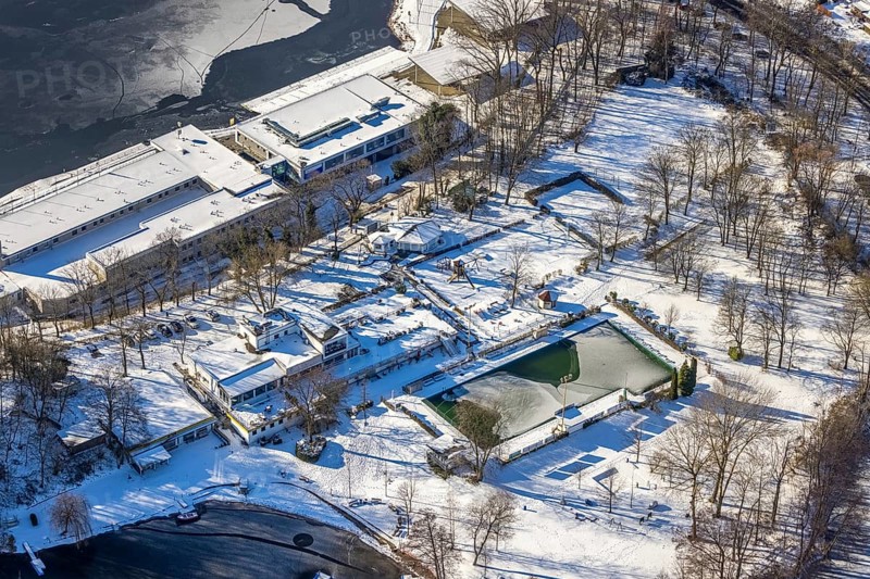 Aerial view, outdoor swimming pool amateur swimming club Duisburg, Neudorf, Duisburg, Ruhr area, North Rhine-Westphalia, Germany, bathing establishment, bathing resort, DE, Europe, outdoor swimming pool, Kruppstraße, aerial view, aerial photography, aerial photography, snow, swimming pool, swimming pool, overview, bird's eye view, winter, birds-eyes view, cleared roads, overview