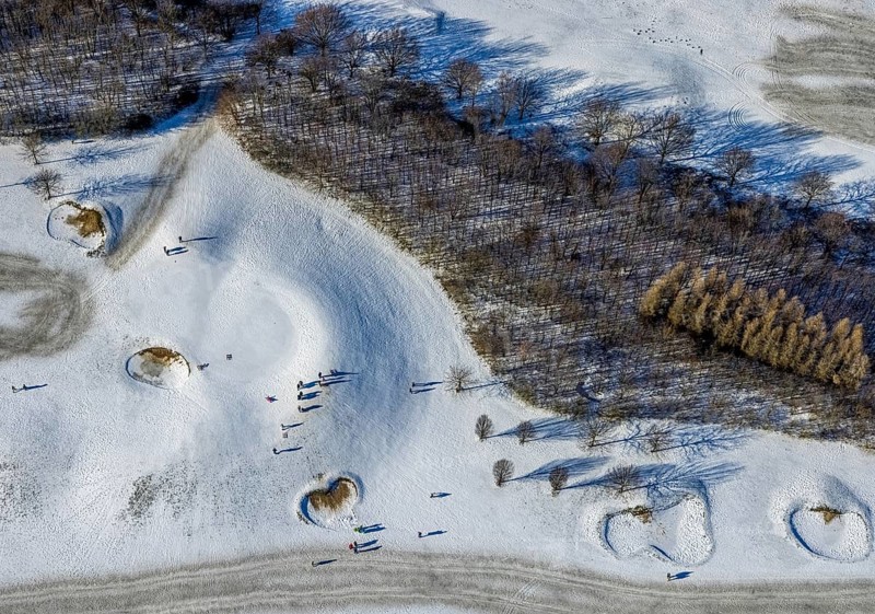 Aerial view, snow-covered golf course Huckingen and walkers, Huckingen, Duisburg, Ruhr area, North Rhine-Westphalia, Germany, DE, Europe, golf course, golf meadow, aerial view, aerial photography, aerial photography, snow, sports, overview, bird's eye view, winter, birds-eyes view, cleared roads, overview