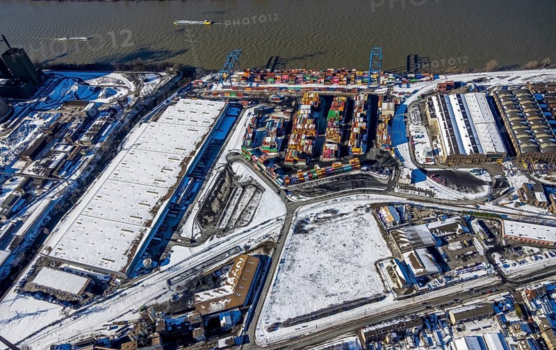 Aerial view, Logport II, warehouse and goods handling, river Rhine, Wanheim-Angerhausen, Duisburg, Ruhr area, North Rhine-Westphalia, Germany, DE, Europe, aerial view, aerial photography, aerial photography, snow, overview, bird's eye view, winter, birds-eyes view, cleared roads, overview
