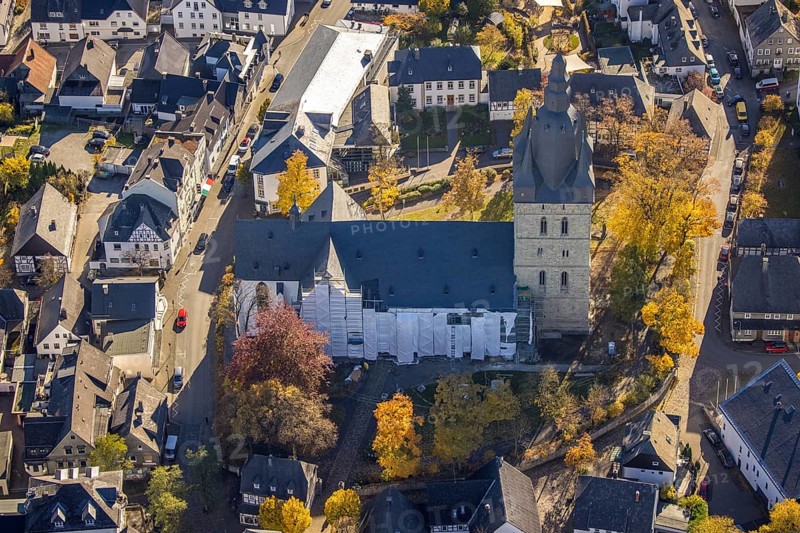 Aerial view, renovation work on the catholic provost church in Brilon, Sauerland, North Rhine-Westphalia, Germany, place of worship, construction work, construction measure, construction site, Brilon, DE, Europe, religious community, place of worship, holy place, church, parish, denomination, aerial photograph, aerial photography, aerial photography, religion, religious site, renovation, refurbishment, overview, bird's-eye view, overview