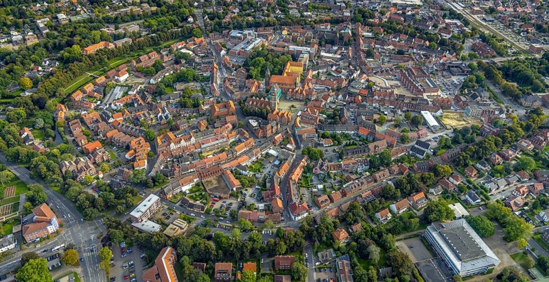 Aerial view, old town and green old town ring with catholic St. Lamberti church at the market place, town hall with renovation, protestant church at the market, Liebfrauenburg, St. Katharinen-Stift and St.-Vinzenz-Krankenhaus in Coesfeld, Münsterland, North Rhine-Westphalia, Germany, old town, place of worship, authority, castle, Coesfeld, DE, Europe, religious community, place of worship, holy place, church, parish, denomination, aerial view, aerial photography, aerial photography, town hall, religion, religious site, castle, overview, bird's-eye view, birds-eyes view, overview