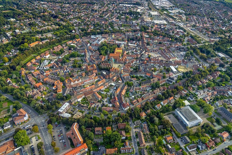 Aerial view, old town and green old town ring with catholic St. Lamberti church at the market place, town hall with renovation, protestant church at the market, Liebfrauenburg, St. Katharinen-Stift and St.-Vinzenz-Krankenhaus in Coesfeld, Münsterland, North Rhine-Westphalia, Germany, old town, place of worship, authority, castle, Coesfeld, DE, Europe, religious community, place of worship, holy place, church, parish, denomination, aerial view, aerial photography, aerial photography, town hall, religion, religious site, castle, overview, bird's-eye view, birds-eyes view, overview