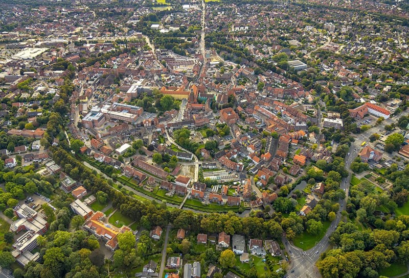 Aerial view, old town and green old town ring with catholic St. Lamberti church at the market place, town hall with renovation, protestant church at the market, Liebfrauenburg, St. Katharinen-Stift and St.-Vinzenz-Krankenhaus in Coesfeld, Münsterland, North Rhine-Westphalia, Germany, old town, place of worship, authority, castle, Coesfeld, DE, Europe, religious community, place of worship, holy place, church, parish, denomination, aerial view, aerial photography, aerial photography, town hall, religion, religious site, castle, overview, bird's-eye view, birds-eyes view, overview