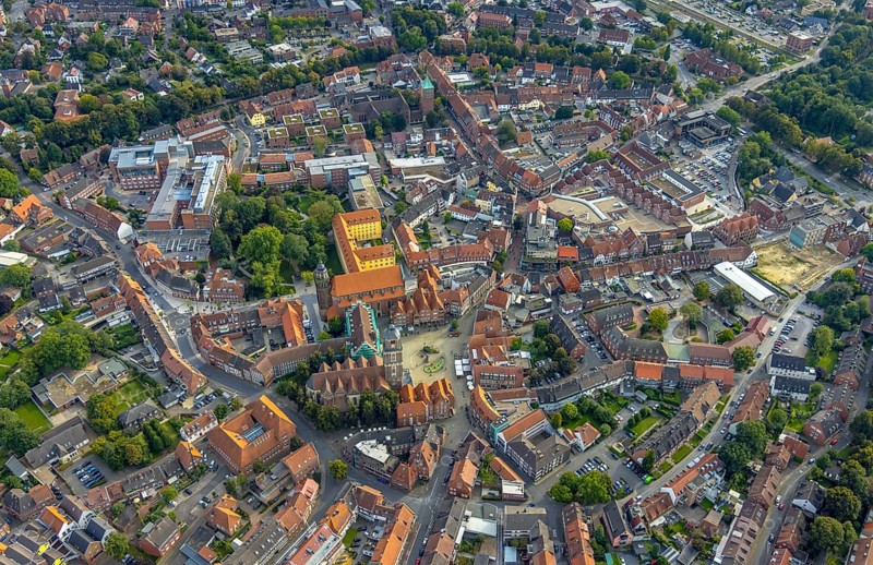 Aerial view, old town and green old town ring with catholic St. Lamberti church at the market place, town hall with renovation, protestant church at the market, Liebfrauenburg, St. Katharinen-Stift and St.-Vinzenz-Krankenhaus in Coesfeld, Münsterland, North Rhine-Westphalia, Germany, old town, place of worship, authority, castle, Coesfeld, DE, Europe, religious community, place of worship, holy place, church, parish, denomination, aerial view, aerial photography, aerial photography, town hall, religion, religious site, castle, overview, bird's-eye view, birds-eyes view, overview