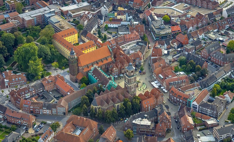 Aerial view, old town and green old town ring with catholic St. Lamberti church at the market place, town hall with renovation, evang. Church on the market square and Liebfrauenburg in Coesfeld, Münsterland, North Rhine-Westphalia, Germany, old town, place of worship, authority, castle, Coesfeld, DE, Europe, religious community, place of worship, holy place, church, parish, denomination, aerial view, aerial photography, aerial photography, town hall, religion, religious site, castle, overview, bird's-eye view, birds-eyes view, overview