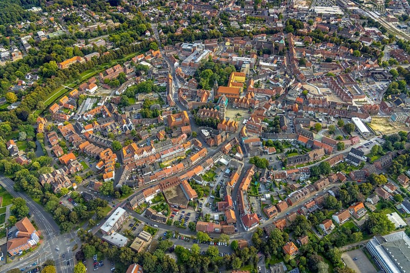 Aerial view, old town and green old town ring with catholic St. Lamberti church at the market place, town hall with renovation, protestant church at the market, Liebfrauenburg, St. Katharinen-Stift and St.-Vinzenz-Krankenhaus in Coesfeld, Münsterland, North Rhine-Westphalia, Germany, old town, place of worship, authority, castle, Coesfeld, DE, Europe, religious community, place of worship, holy place, church, parish, denomination, aerial view, aerial photography, aerial photography, town hall, religion, religious site, castle, overview, bird's-eye view, birds-eyes view, overview