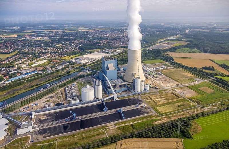 Aerial view of the power plant facilities and exhaust gas towers of the coal-fired power plant Datteln 4 Uniper power plant Im Löringhof at the Dortmund-Ems canal in Datteln in the Ruhr area in the federal state of North Rhine-Westphalia, Germany, Datteln, Ruhr area, North Rhine-Westphalia, DE, Europe, aerial view, birds-eyes view, aerial photography, aerial photography, overview, bird's eye view