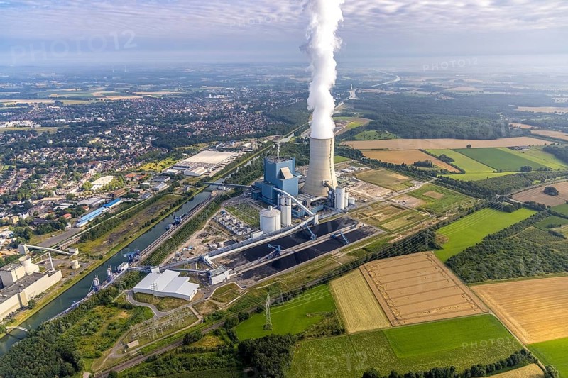 Aerial view of the power plant facilities and exhaust gas towers of the coal-fired power plant Datteln 4 Uniper power plant Im Löringhof at the Dortmund-Ems canal in Datteln in the Ruhr area in the federal state of North Rhine-Westphalia, Germany, Datteln, Ruhr area, North Rhine-Westphalia, DE, Europe, aerial view, birds-eyes view, aerial photography, aerial photography, overview, bird's eye view