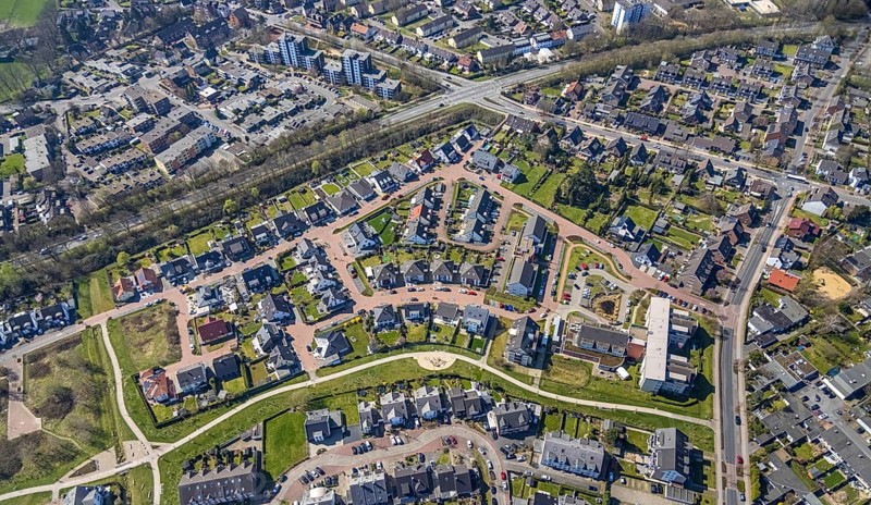 Aerial view, housing estate Am Liesen and Kurze Fohr, AWO Seniorenzentrum Kurt-Schumacher-Haus, high-rise buildings Rembrandtweg, Hiesfeld, Dinslaken, Ruhr area, North Rhine-Westphalia, Germany, retirement home, old people's home, care and nursing, DE, Beluga (sturgeon), Europe, property tax, high-rise buildings, real estate, In den Drieschen, aerial view, aerial photography, aerial photography, Lower Rhine, care facility, Rhine, retirement home, retirement residence, retirement home, retirement centre, overview, bird's-eye view, residential complex, housing and living, residential area, residential buildings, residential quality, residential quarter, housing estate, birds-eyes view, overview