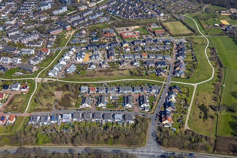 Aerial view, housing estate Holzweg, Gemeinschaftsgrundschule GGS Hühnerheide, Hiesfeld, Dinslaken, Ruhr area, North Rhine-Westphalia, Germany, education, educational institution, DE, Europe, GGS, primary school, property tax, real estate, educational institute, aerial photograph, aerial photography, aerial photography, Lower Rhine, Rhine, school, overview, bird's-eye view, residential area, living and life, residential area, residential buildings, residential quality, residential neighbourhood, housing estate, birds-eyes view, overview