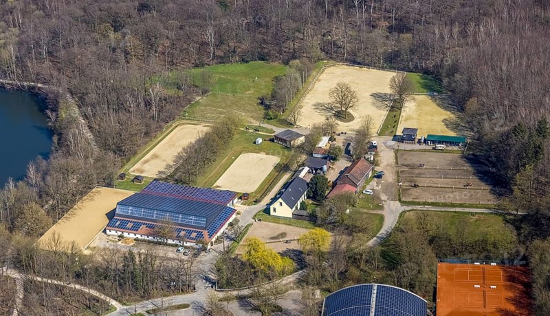 Aerial view, riding centre, riding and driving club 1947 e.V. Hiesfeld, Dorfstraße, Hiesfeld, Dinslaken, Ruhr area, North Rhine-Westphalia, Germany, DE, Europe, aerial view, aerial photography, aerial photography, nature reserve Scholtenbusch, Lower Rhine, horses, equestrian sports, photovoltaic, photovoltaic system, riding stable, riding stable, riding club, riding school, riding stable, Rhine, solar, solar system, solar energy, solar energy, overview, bird's-eye view, birds-eyes view, overview