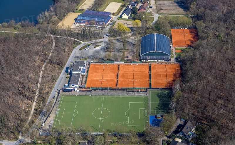 Aerial photo, tennis court, sports field, Dorfstraße, nature reserve Scholtenbusch, Hiesfeld, Dinslaken, Ruhr area, North Rhine-Westphalia, Germany, DE, Europe, handball club TV Jahn Hiesfeld, aerial photo, aerial photography, aerial photography, NSG, Lower Rhine, photovoltaics, photovoltaic system, Rhine, solar, solar system, solar energy, solar energy, sports, tennis, tennis halls, tennis courts, tennis club, overview, bird's eye view, birds-eyes view, overview