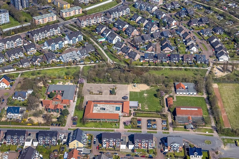 Aerial view, community primary school GGS Hühnerheide, housing estate Terhardthof, Hiesfeld, Dinslaken, Ruhr area, North Rhine-Westphalia, Germany, education, educational institution, DE, Europe, GGS, primary school, property tax, real estate, educational institute, aerial photograph, aerial photography, aerial photography, Lower Rhine, Rhine, school, overview, bird's eye view, residential area, living and life, residential area, residential buildings, residential quality, residential neighbourhood, housing estate, birds-eyes view, overview
