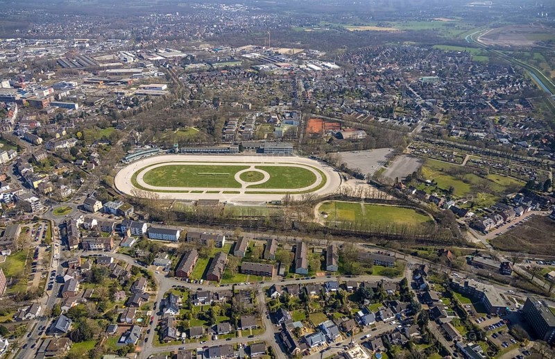 Aerial view, trotting track Dinslaken, Bärenkampallee, Dinslaken, Ruhr area, North Rhine-Westphalia, Germany, DE, Europe, aerial view, aerial photography, aerial photography, championship, Niederrhein, Niederrheinischer Trabrennverein Dinslaken, horse racing, Rhine, sports, sports facilities, sports venue, trotting track, trotting race, overview, bird's eye view, competition, birds-eyes view, overview