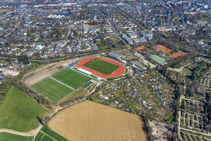 Aerial view, construction site new football pitches, sports facility, Spiel- und Sportverein 09 e.V. Dinslaken, Gymnasium Hans-Efing-Sporthalle, allotment garden association Am Heimchen, Dinslaken, North Rhine-Westphalia, Germany, construction work, construction site, construction project, building site, DE, Europe, football pitch, football stadium, football club, community garden, KGV, allotment garden, allotment garden site, allotment garden association, allotment gardener association, athletics stadium, aerial view, aerial photography, aerial photography, tenement houses, Lower Rhine, Rhine, Ruhr area, allotment garden, sport, sports facilities, sports field, sports facility, stadium, overview, bird's-eye view, overview