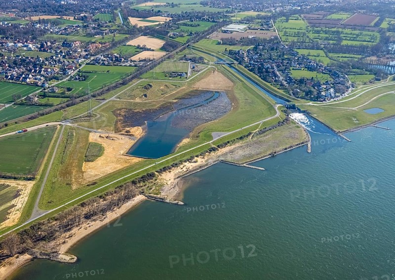 Aerial view, Rhine dyke construction site, new and old Emscher estuary, drop structure Emscher estuary, Emscher bridge Hagelstraße, Rheinaue Walsum, river Emscher, river Rhine, city border to Voerde, Eppinghoven, Dinslaken, Ruhr area, North Rhine-Westphalia, Germany, DE, Emscher, Emscher estuary, Emscher estuary into the Rhine, Emscher conversion, Europe, Frankfurter Straße, aerial view, aerial photography, aerial photography, estuary area, Lower Rhine, Rhine, Rhine floodplain, overview, bird's eye view, meadows and fields, living and life, birds-eyes view, new Emscher estuary Voerde city boundary, overview